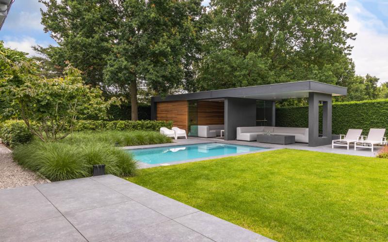 Moderne tuin met poolhouse en zwembad